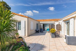 Terrace/patio - Bali Guest Room with Shared Pool, Wi-Fi, and Air Conditioning (Saint-Pierre-d'Oléron)