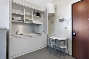 Fridge, microwave, stovetop, coffee/tea maker - Apartment 'Smart Central 4' with Balcony, Wi-Fi and Air Conditioning (Milan)