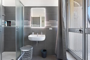 Shower, hair dryer, towels - Apartment 'Smart Central 4' with Balcony, Wi-Fi and Air Conditioning (Milan)
