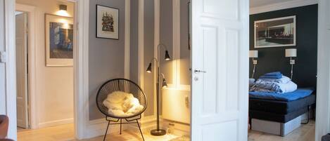 Tabla de planchar con plancha, wifi y ropa de cama