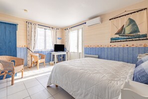 WiFi, bed sheets - La Cotinière Guest Room with Shared Pool, Private Garden and Air Conditioning (Saint-Pierre-d'Oléron)