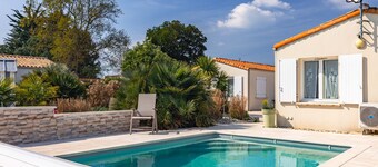 La Cotinière Guest Room with Shared Pool, Private Garden and Air Conditioning