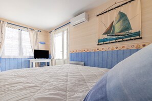 WiFi, bed sheets - La Cotinière Guest Room with Shared Pool, Private Garden and Air Conditioning (Saint-Pierre-d'Oléron)