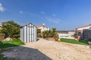 Property grounds - Guest Room “Fidji” with Shared Pool, Wi-Fi, and Air Conditioning (Saint-Pierre-d'Oléron)