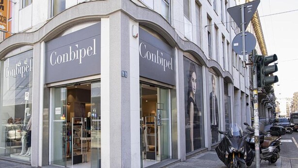 A storefront with the name 'Conbipel' on the facade, a motorcycle parked outside, and a traffic light in the background. - Apartment 'Smart Central 5' with Balcony, Wi-Fi and Air Conditioning (Milan)