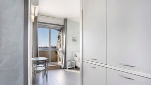 A modern, minimalist room with a balcony, a small table, and a chair. - Apartment 'Smart Central 5' with Balcony, Wi-Fi and Air Conditioning (Milan)