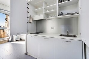 Fridge, microwave, stovetop, coffee/tea maker - Apartment 'Smart Central 5' with Balcony, Wi-Fi and Air Conditioning (Milan)