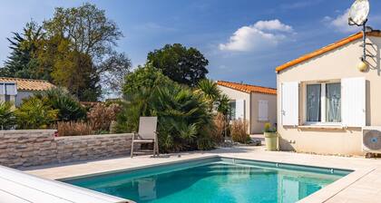 “Venise” Guest Room with Shared Pool, Wi-Fi, and Air Conditioning