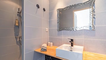 Dusche, Haartrockner, HandtĂŒcher