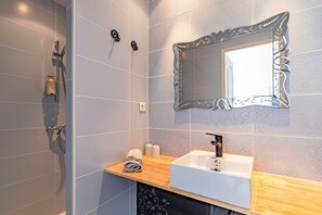 Douche, sèche-cheveux, serviettes fournies