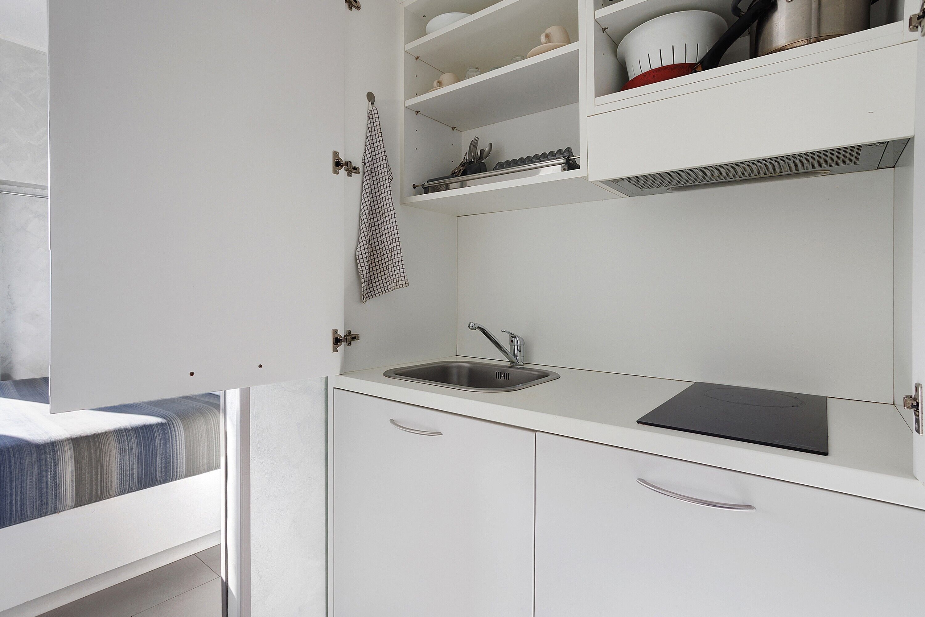 Refrigerador, microondas, parrilla de estufa y cafetera y tetera 