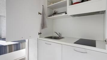 Refrigerador, microondas, parrilla de estufa y cafetera y tetera