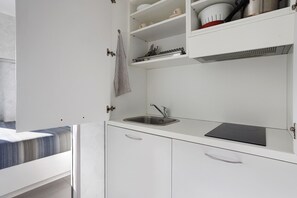 Kylskåp, mikrovågsugn, spishäll och kaffe- och tebryggare