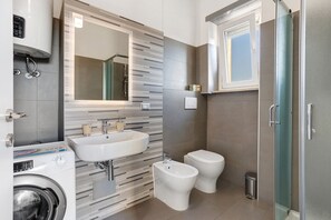 Shower, hair dryer, towels - Apartment 'Smart Central 6' with Balcony, Wi-Fi and Air Conditioning (Milan)