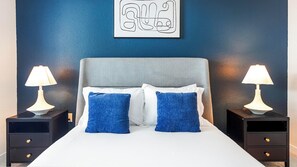 Escritorio, tabla de planchar con plancha, wifi y ropa de cama
