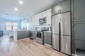 Frigorífico y mesa de comedor