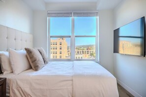 Desk, iron/ironing board, WiFi, bed sheets - Landing | Amazing 1BD, Gym (Ithaca)
