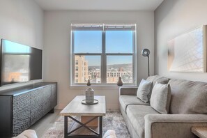 Smart TV - Landing | Amazing 1BD, Gym (Ithaca)