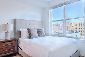 Escritorio, tabla de planchar con plancha, wifi y ropa de cama