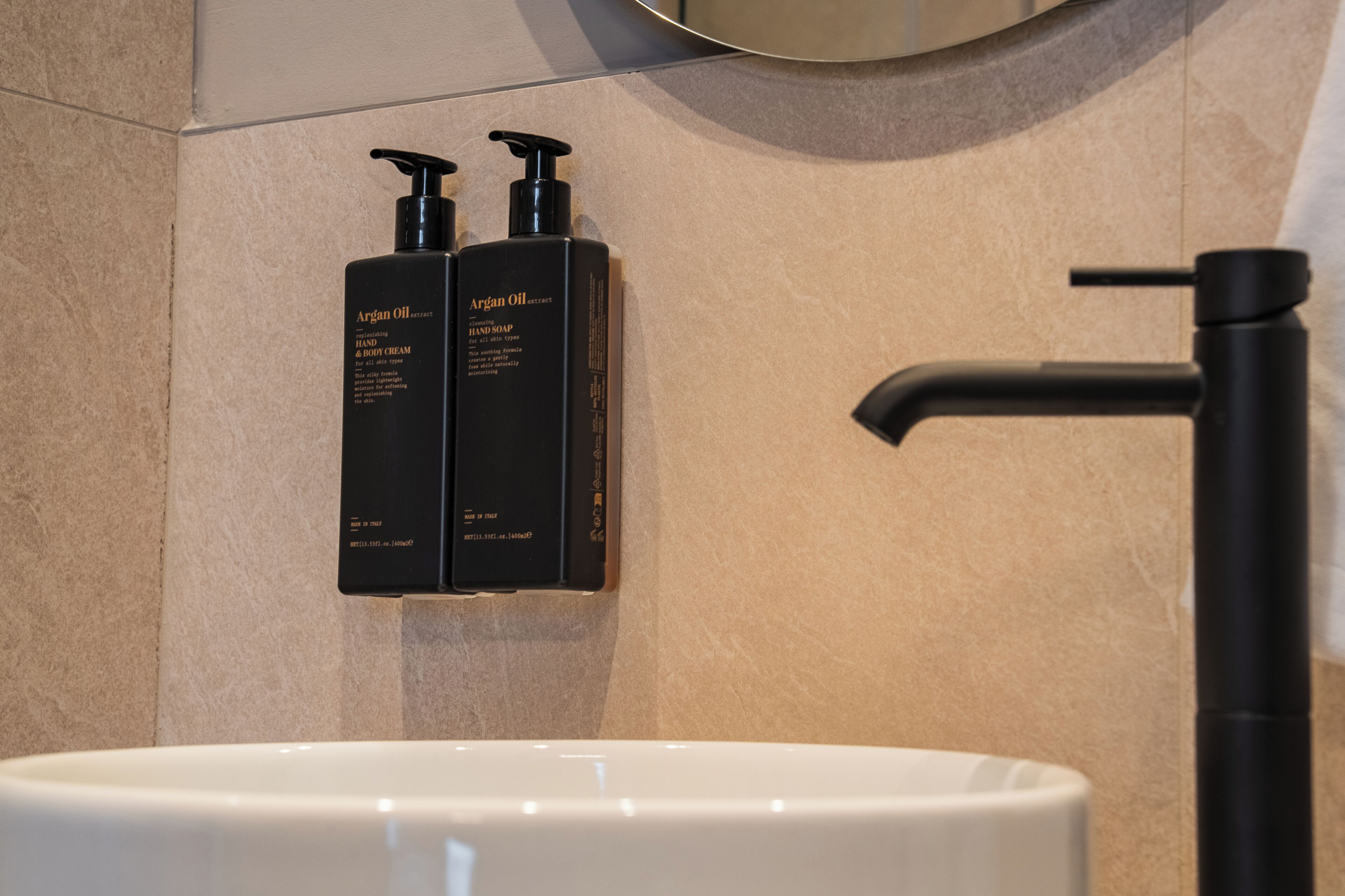 Douche, articles de toilette gratuits, sèche-cheveux, chaussons