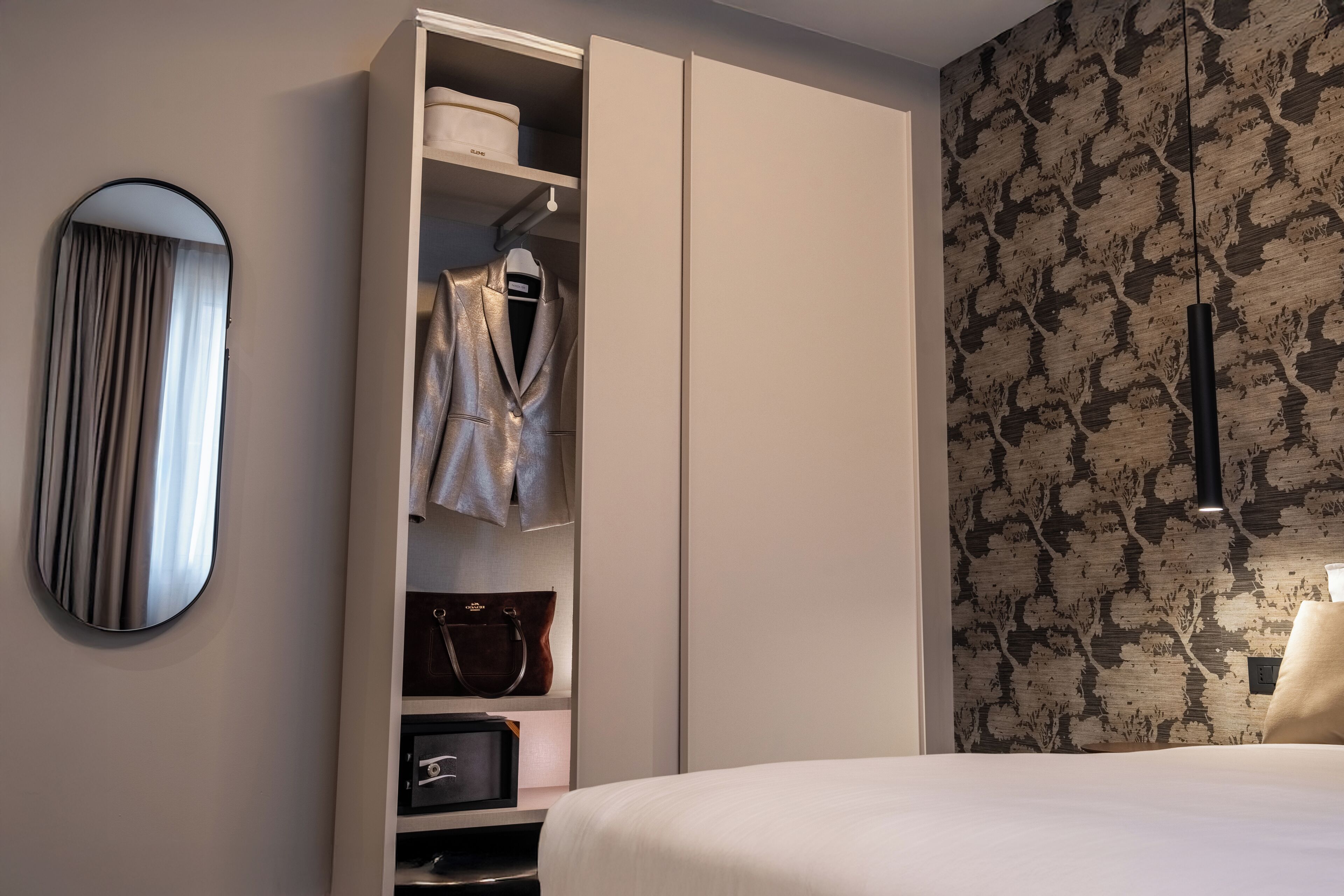 Minibar, Zimmersafe, Schreibtisch, laptopgeeigneter Arbeitsplatz