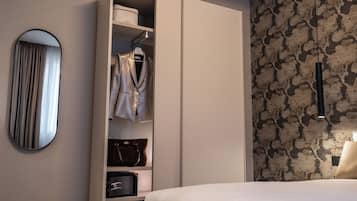 Minibar, Zimmersafe, Schreibtisch, laptopgeeigneter Arbeitsplatz