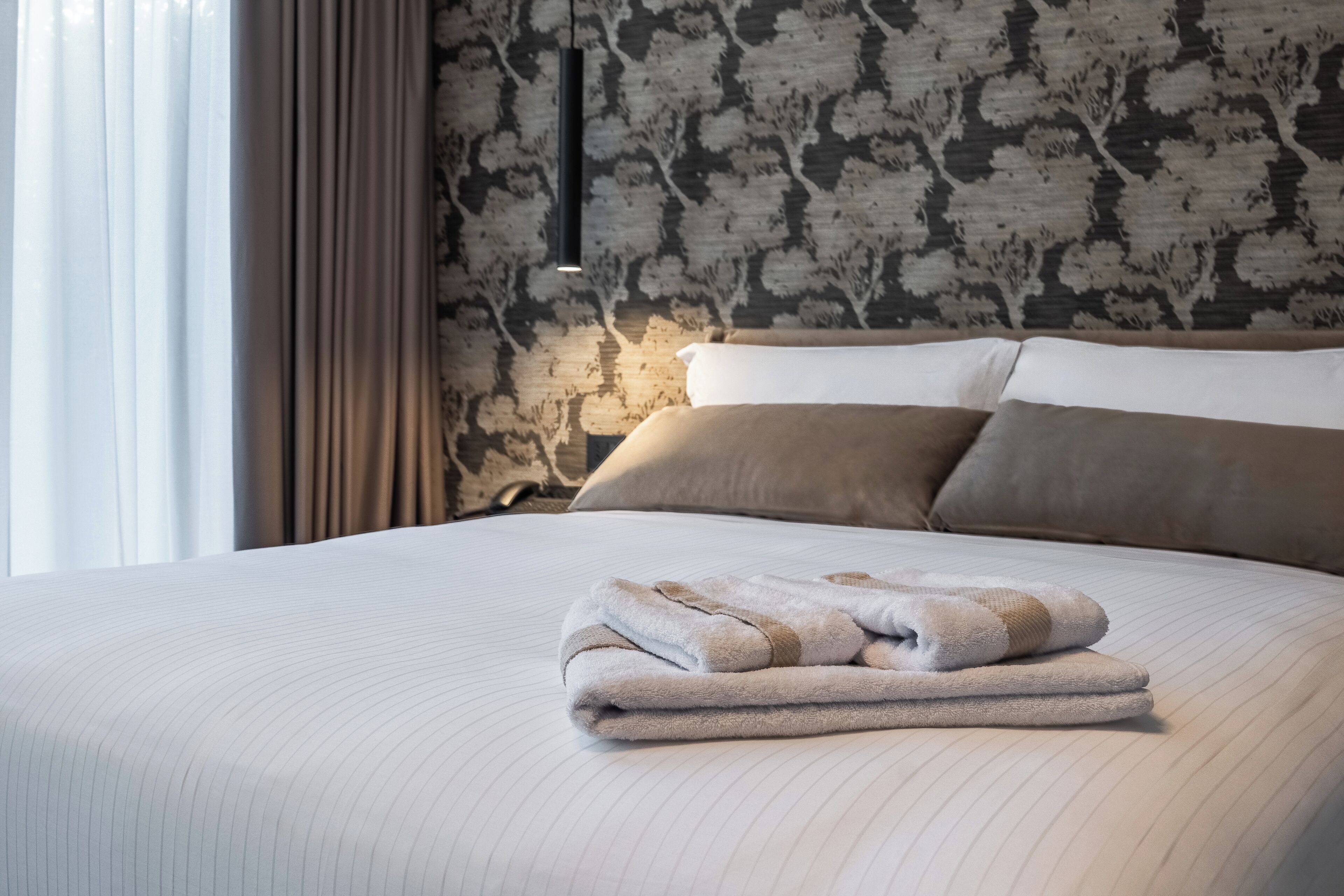 ミニバー、セーフティボックス (室内)、デスク、ノートパソコン用作業スペース