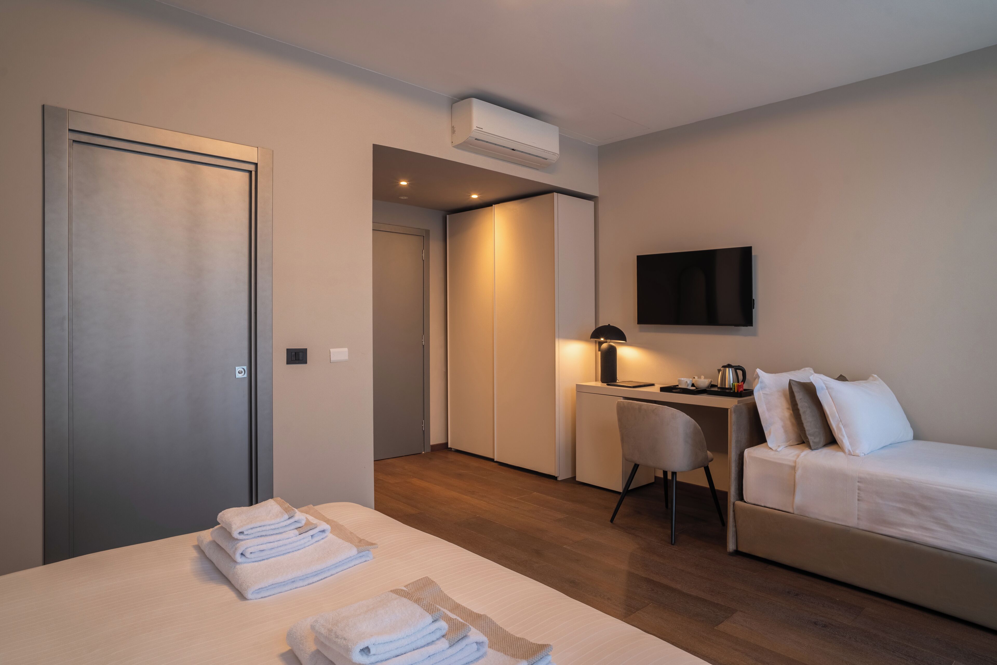 Minibar, coffres-forts dans les chambres, bureau
