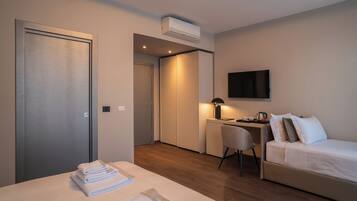 Minibar, coffres-forts dans les chambres, bureau