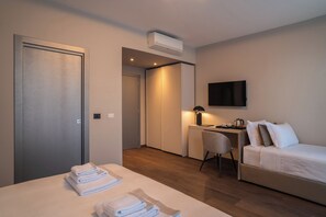 Minibar, caja de seguridad en la habitación y escritorio 