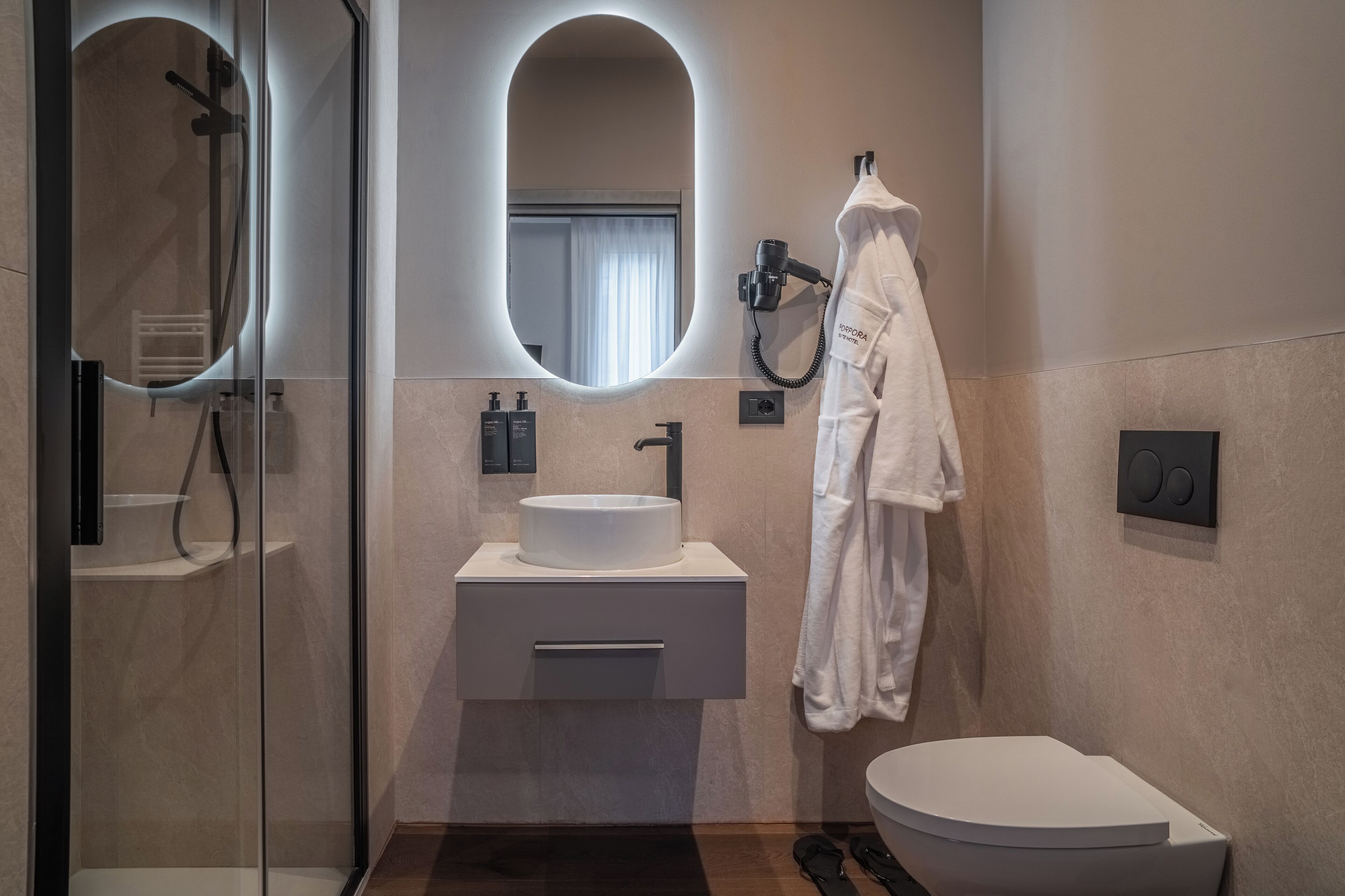 シャワー、バスアメニティ (無料)、ヘアドライヤー、スリッパ