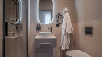 Douche, articles de toilette gratuits, sĂšche-cheveux, chaussons