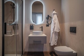 Ducha, artículos de higiene personal gratuitos y secador de pelo