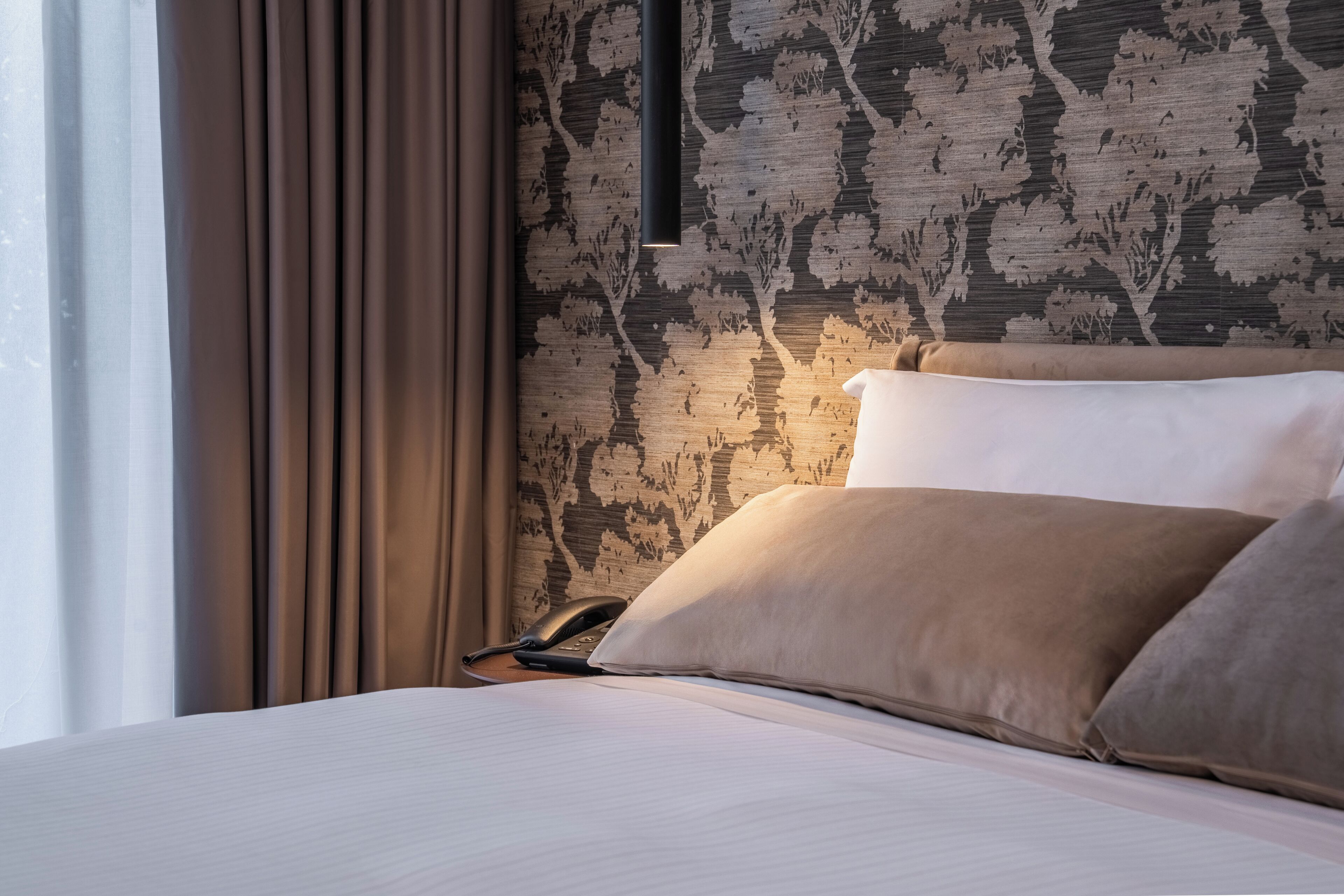 ミニバー、セーフティボックス (室内)、デスク、ノートパソコン用作業スペース