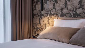 Minibar, caja de seguridad en la habitación y escritorio