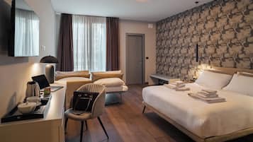 Minibar, coffres-forts dans les chambres, bureau