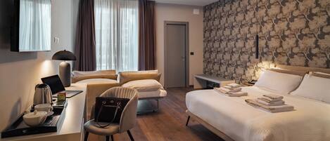 Luxury-Vierbettzimmer, Balkon | Minibar, Zimmersafe, Schreibtisch, laptopgeeigneter Arbeitsplatz