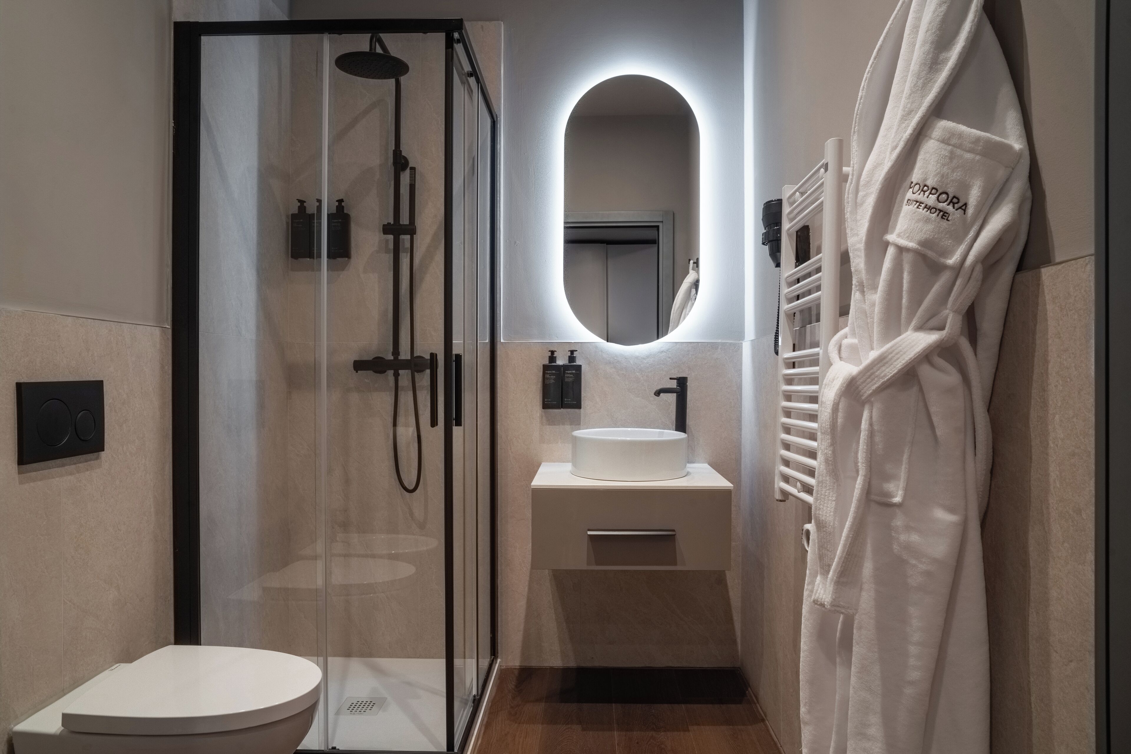 Een douche, gratis toiletartikelen, een haardroger, pantoffels