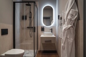 Doccia, set di cortesia gratuito, asciugacapelli, pantofole