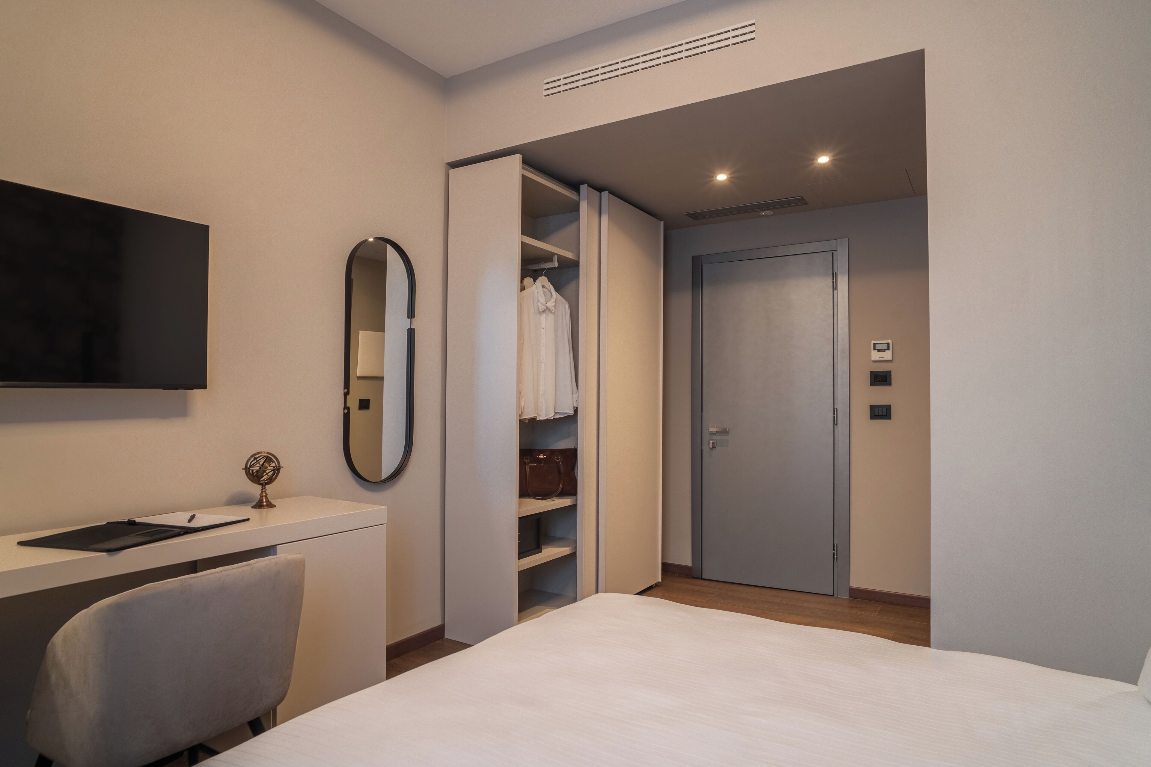 Chambre Simple Classique, 1 grand lit 1 place