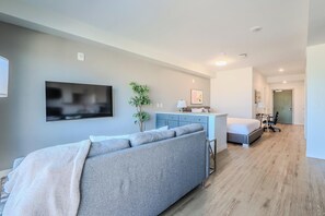 مكتب ومكواة/لوح كي وواي فاي وملاءات أسرّة