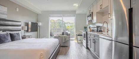 Skrivebord, strykejern/-brett, wi-fi og sengetøy