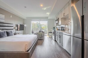 Desk, iron/ironing board, WiFi, bed sheets - Landing | Beautiful Studio, Gym (Ithaca)