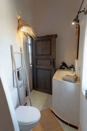 Chambre Familiale, vue jardin | Salle de bain