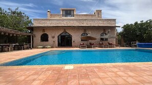 14 من حمّامات السباحة الخارجية