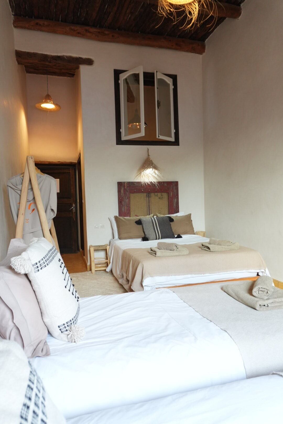 Fjölskylduherbergi fyrir fjóra - útsýni yfir sundlaug | Straujárn/strauborð,  ókeypis þráðlaus nettenging