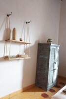 Habitación cuádruple familiar, vistas a la piscina | Tabla de planchar con plancha y wifi gratis