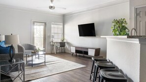 Smart TV - Landing | Chic 1BD, Tennis Court, Gym (Stockbridge)