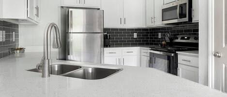 Kjøleskap og spisebord