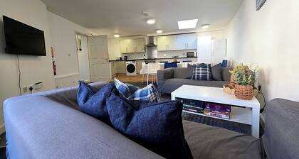 Bournemouth Group Retreat Nr Beaches, Sleeps 14